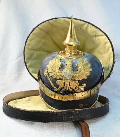 Prussian Landwehr Infantry Officers Pickelhaube with case. Visuel